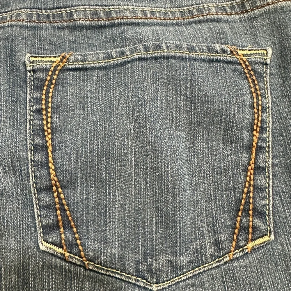 CROFT&BARROW, WOMENS CLASSIC FIT, STRAIGHT LEG, STRETCH, DENIM CAPRIS. SIZE 8